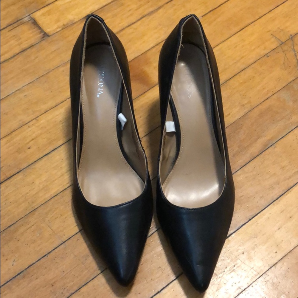 NWOT Black Pointy-Toe Heel